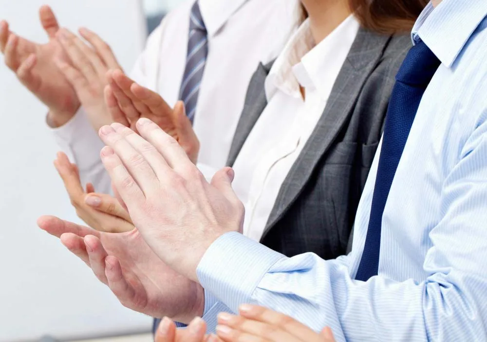 Clapping-business-people-web
