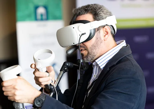 Hunter-IF-and-Festival-Chair-Alex-Brennan-testing-VR-technology