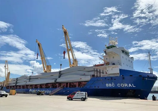 March-2020-delivery-of-Collector-wind-turbine-blades-abourd-the-BBC-Coral