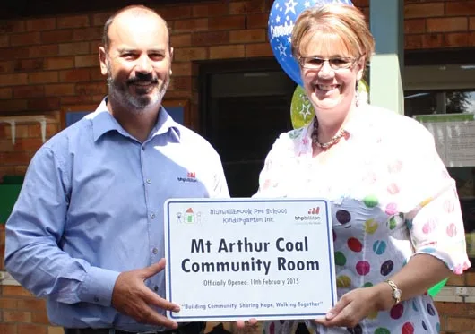 Peter-Sharpe-and-Kelly-Constable-with-new-wall-plaque